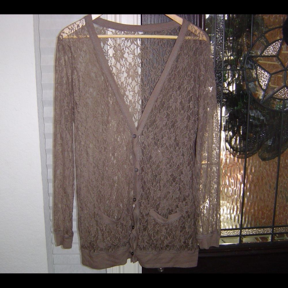 Delicate lace cardigan with pockets.